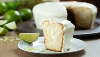 Receita de Bolo de Limão com Cobertura Cremosa