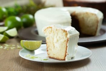Receita de Bolo de Limão com Cobertura Cremosa