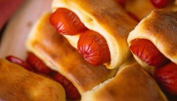 Receita de Enroladinho de Salsicha Assado, simples e maravilhoso