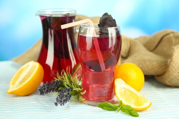 limonada de frutas vermelhas com manjericão