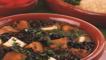 Feijoada Vegana Completa: Sabor e Saúde no Prato