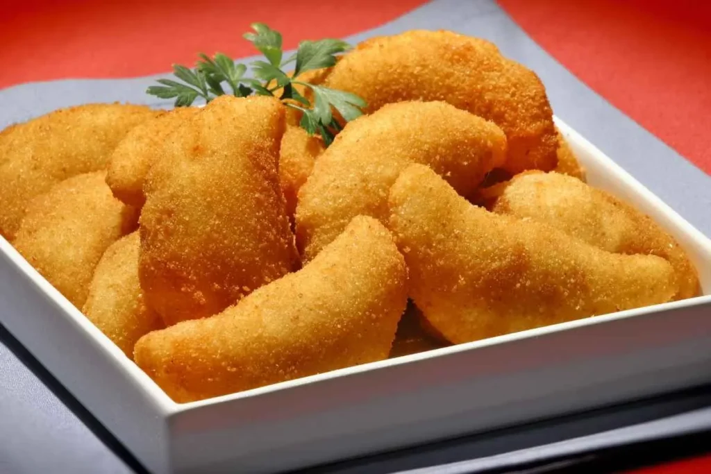 Aprenda como fazer risoles caseiro com recheio de carne. Receita fácil, econômica e perfeita para festas ou para vender. Veja o passo a passo completo!